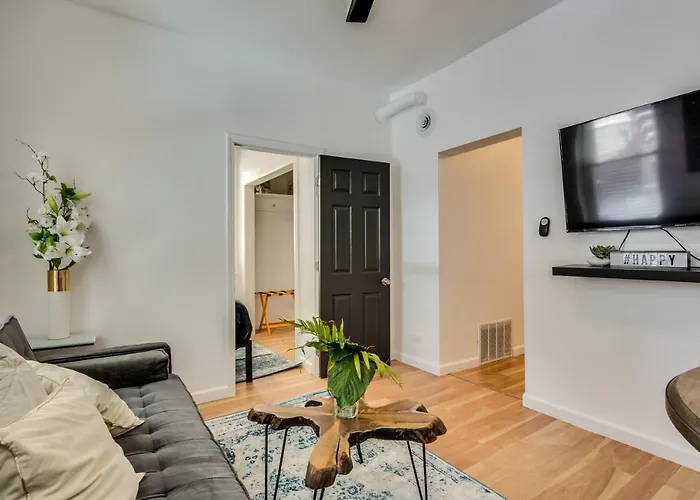 Cozy 2br West Town Apt, Ideal For Mid-term *