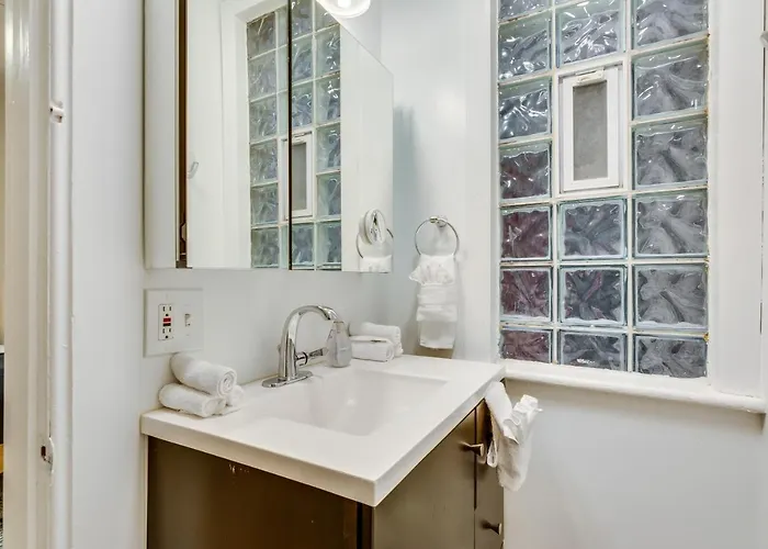 Cozy 2br West Town Apt, Ideal For Mid-term *