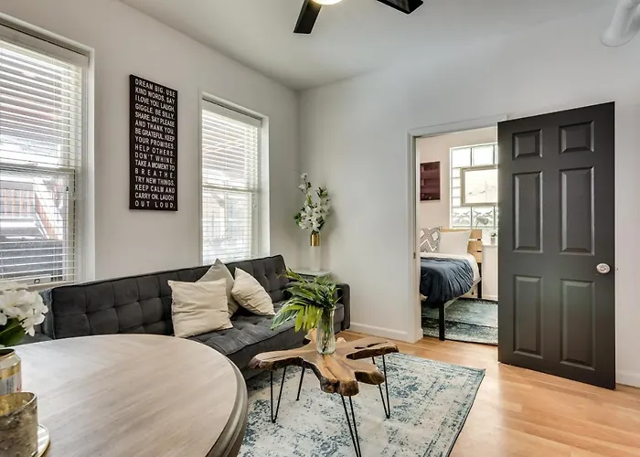Cozy 2br West Town Apt, Ideal For Mid-term Apartamento *