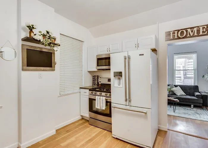 Cozy 2br West Town Apt, Ideal For Mid-term *
